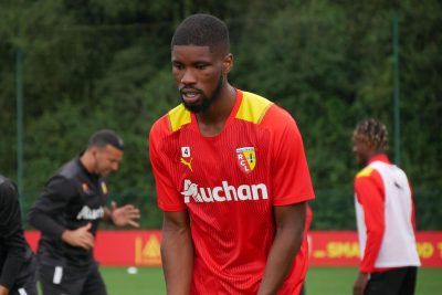 [Vidéo] Les étonnantes images d’un énorme trou apparu dans la pelouse de Vienne sur laquelle Danso a joué lundi et recevra Clauss vendredi