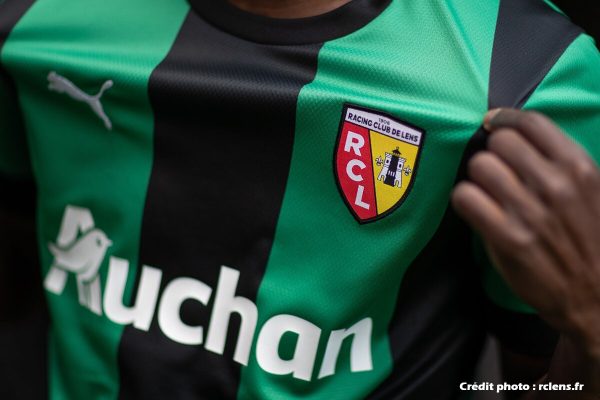 Le RC Lens révèle son nouveau maillot extérieur, disponible dès vendredi