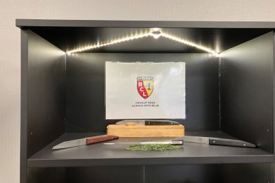 Ils produisent un couteau à base de pelouse du Stade Bollaert