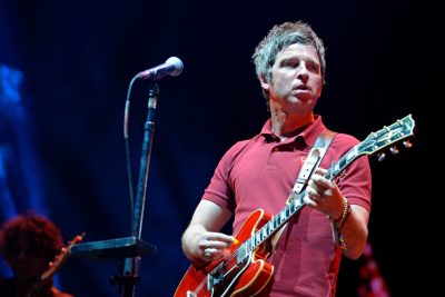 [Vidéos] Quand la star anglaise Noel Gallagher se fait offrir un maillot du RC Lens !