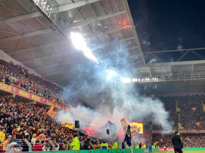 Franck Haise contrarié par le feu d’artifice tiré en Marek pendant le match