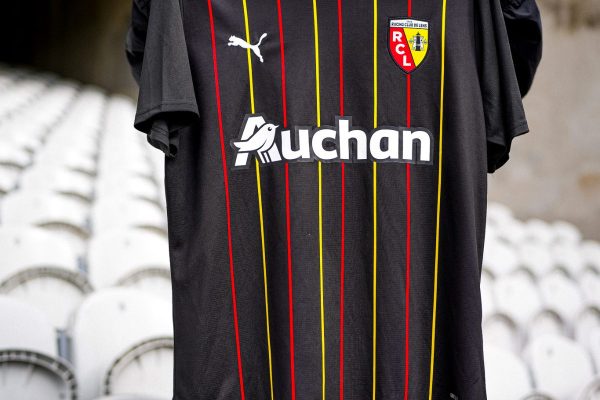 Le maillot extérieur du RC Lens pour la saison 2023-2024 (rclens.fr)