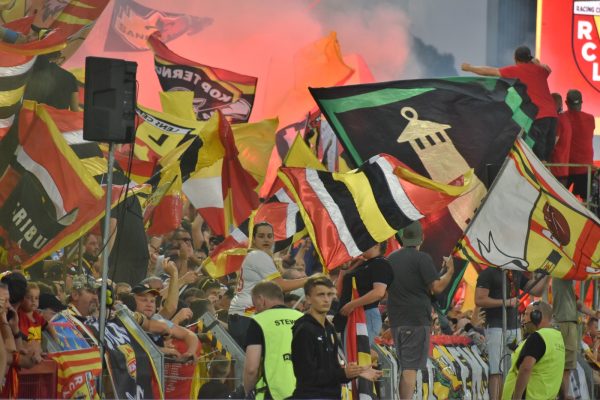 supporters bollaert fumigène lens rennes 2023
