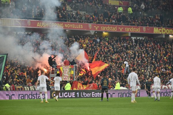 supporters fumigène Lens Lyon 021223
