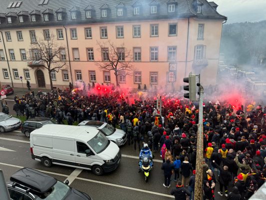 [Vidéo] Plus de 1 500 supporters lensois défilent dans les rues de Fribourg