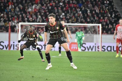 Plus de 4 000 euros récoltés après la vente de maillots lensois aux enchères