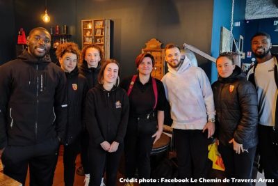 Des joueuses et joueurs du RC Lens en visite au Chemin de traverse à Arras pour tester leurs connaissances !