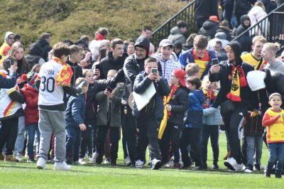 5 000 personnes à l’entraînement du RC Lens et gros bain de foule au Stade François-Blin