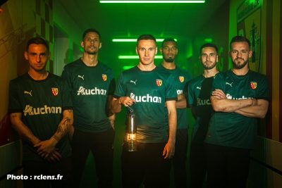 Le RC Lens dévoile son nouveau maillot extérieur !