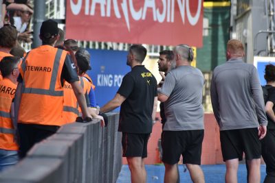 Pourquoi le match entre Louvain et le RC Lens a-t-il été interrompu pendant plusieurs minutes