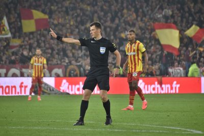 « Pas de penalty, coup franc ! », quand l’arbitre prend désormais le micro pour annoncer sa décision à tout le stade