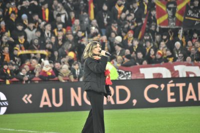 Accompagnée par 38 000 supporters lensois, Marine a rendu hommage à Pierre Bachelet