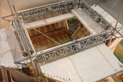 Un stade Bollaert composé de 7189 briques exposé dans la boutique Lego de Noyelles-Godault