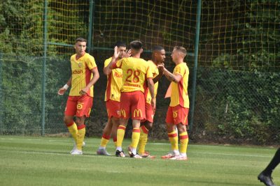 Le poste d’avant-centre mérite-t-il d’être une priorité pour le mercato du RC Lens ? Les réponses