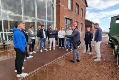 Pierre Sage et le staff du RC Lens en visite au Centre historique de minier de Lewarde