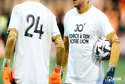 Angers – RC Lens  : les Lensois à l’échauffement avec un maillot spécial pour rendre hommage à Gradit