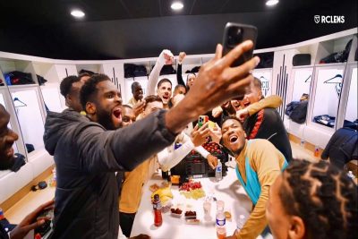 [Vidéo] Nouveau leader de Ligue 1, le vestiaire lensois en fête avec Jonathan Gradit jamais très loin