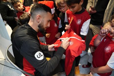 Adrien Thomasson en invité surprise d’un arbre de Noël des jeunes du Five