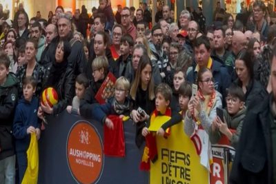 « C’est magique » : des centaines de personnes réunies pour accueillir les joueurs du RC Lens à Aushopping Noyelles