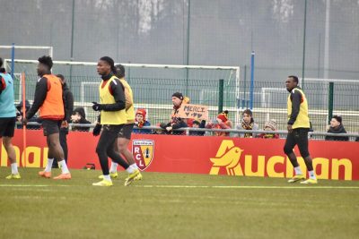 [En images] L’entraînement des joueurs du RC Lens, soutenus par 150 enfants du Lampi Club