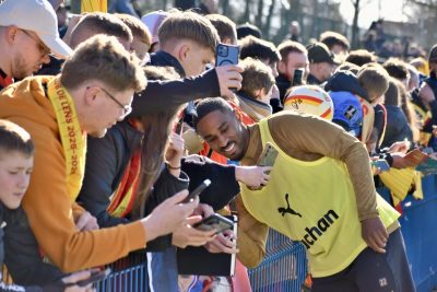 [En images] « J’ai fait signer mon écharpe par Wesley Saïd ! » : les supporters lensois ont assisté à l’entraînement aux premières loges