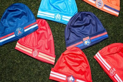 Des bonnets aux couleurs des clubs pour soutenir les supporters atteints de cancer