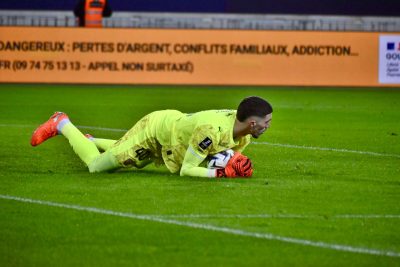 Robin Risser sous les yeux du coach des gardiens de l’équipe de France lors de RC Lens-Monaco