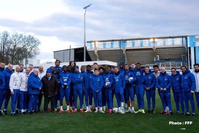 Robin Risser, Rayan Fofana, Ismaëlo Ganiou et les Espoirs français ont reçu la visite de Guy Roux