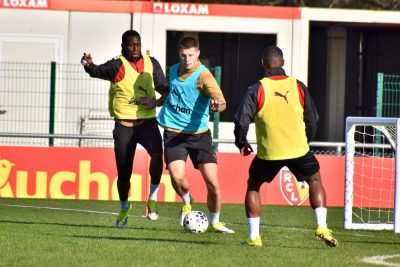 La défense à trois garde la cote au RC Lens après les changements opérés face à Metz