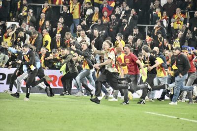 [Vidéo] Scènes de liesse pour 38 000 Lensois déterminés à « ramener ce trophée mythique dans l’Artois »