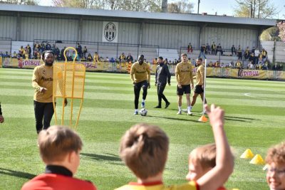 [En images] Les Sang et or à l’entraînement devant un jeune public venu donner de la voix