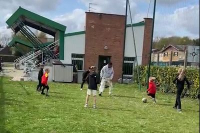 Quand Mamadou Sangaré, Fodé Sylla et Rayan Fofana s’invitent dans un match de foot avec des enfants