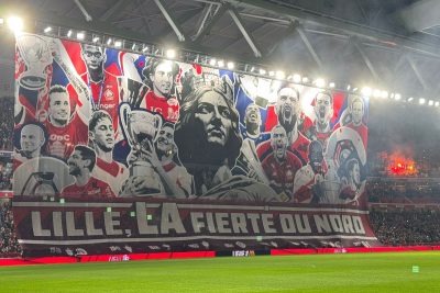Tifo coincé, interruption pour un nuage de fumée bloqué sous le toit fermé, Thauvin insulté… Encore un Lille-Lens déroutant en tribune