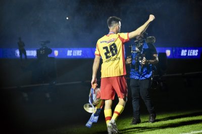 « À jamais le premier capitaine lensois ayant soulevé la Coupe de France », le RC Lens rend hommage à Adrien Thomasson