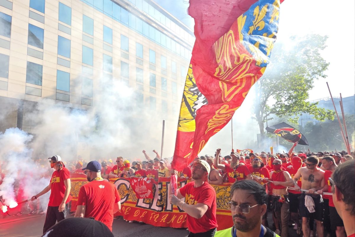 [En images] Gare du Nord, fanzone, cortège... Les Sang et Or ont envahi Saint-Denis !