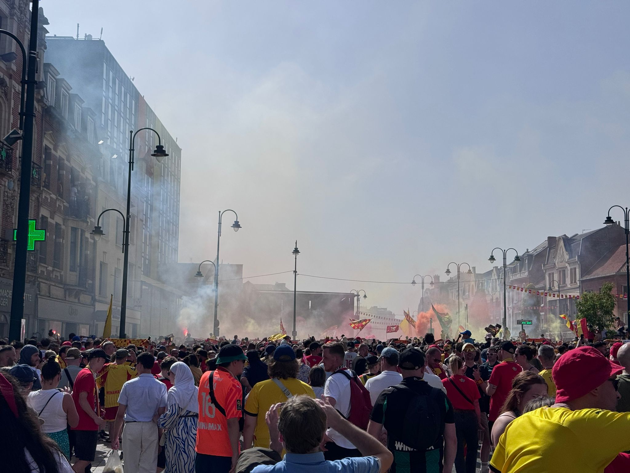 Les joueurs du RC Lens sur le podium du parvis de l’Hôtel de Ville
