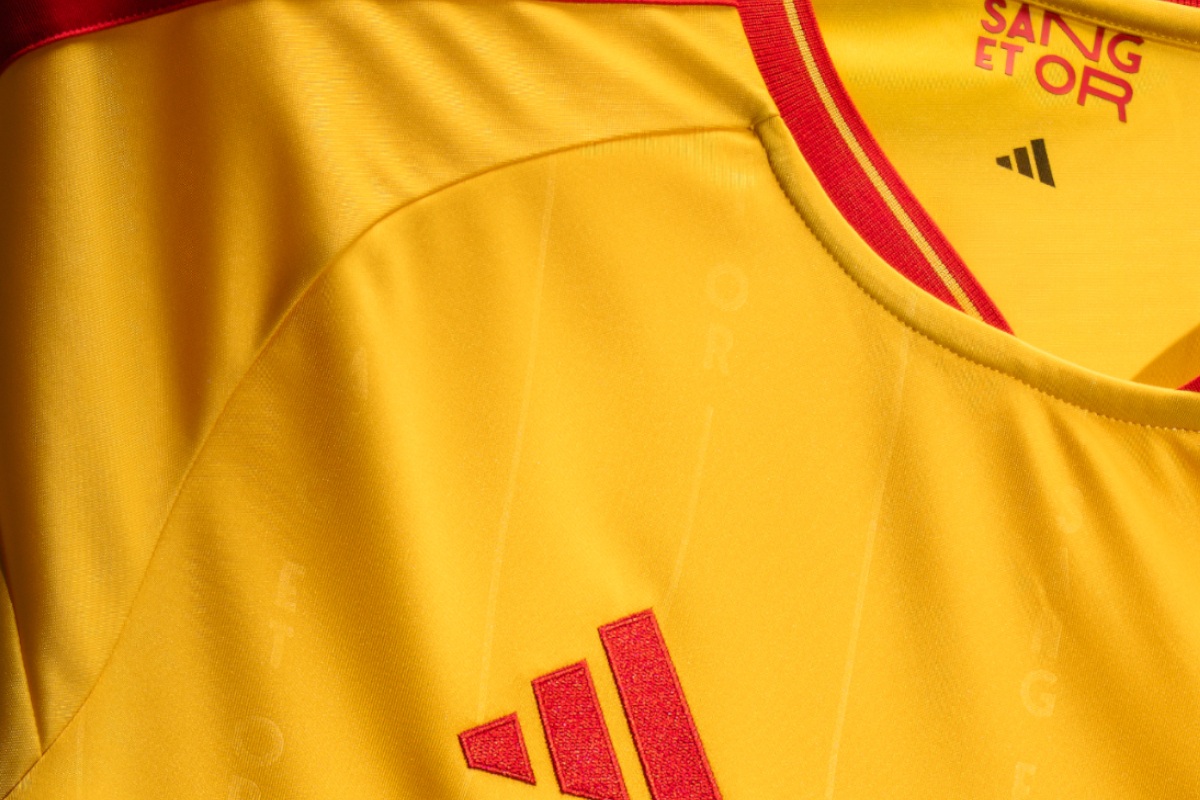 Le maillot extérieur du RC Lens révélé ce samedi sur les terrils de Loos-en-Gohelle
