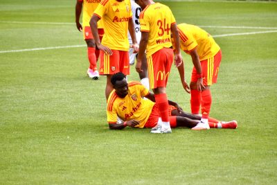 « Il faut attendre les examens », inquiétude autour de Samson Baidoo après sa sortie sur blessure